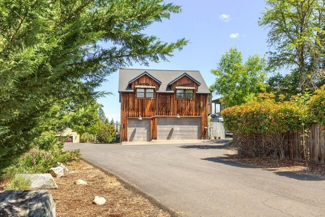 Building Photo - Peaceful 2-bedroom 1-bath Cottage with Dec...