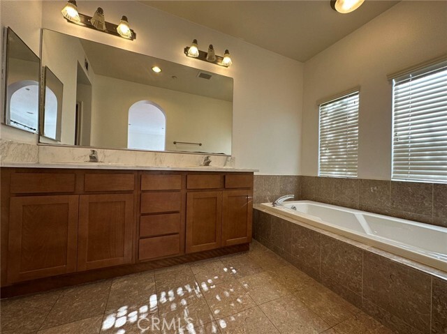 Building Photo - 3436 E Temple Way