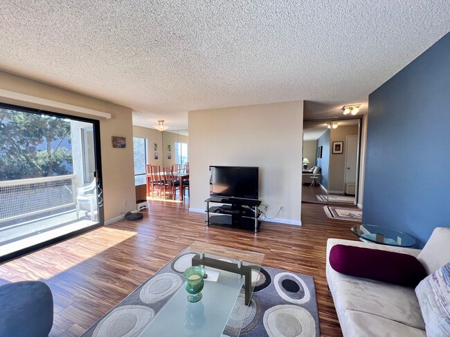 Building Photo - Large furnished one bedroom with spectacular water views