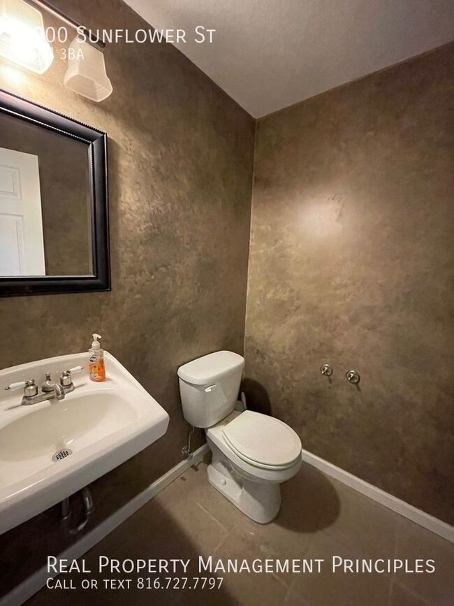 Building Photo - Recently Renovated 3 Bedroom, 3 Bathroom R...