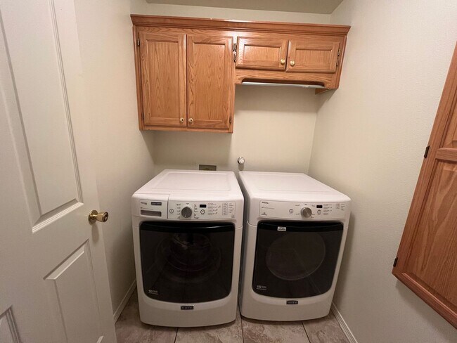 Building Photo - Quaint 3 Bedroom 2 Bathroom Home In Quinte...