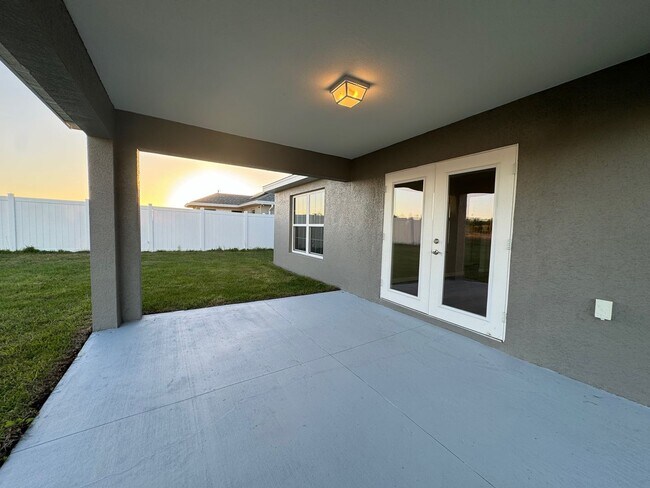 Building Photo - Desirable Silver Springs Shores - 3/2/2 **Won't Last**