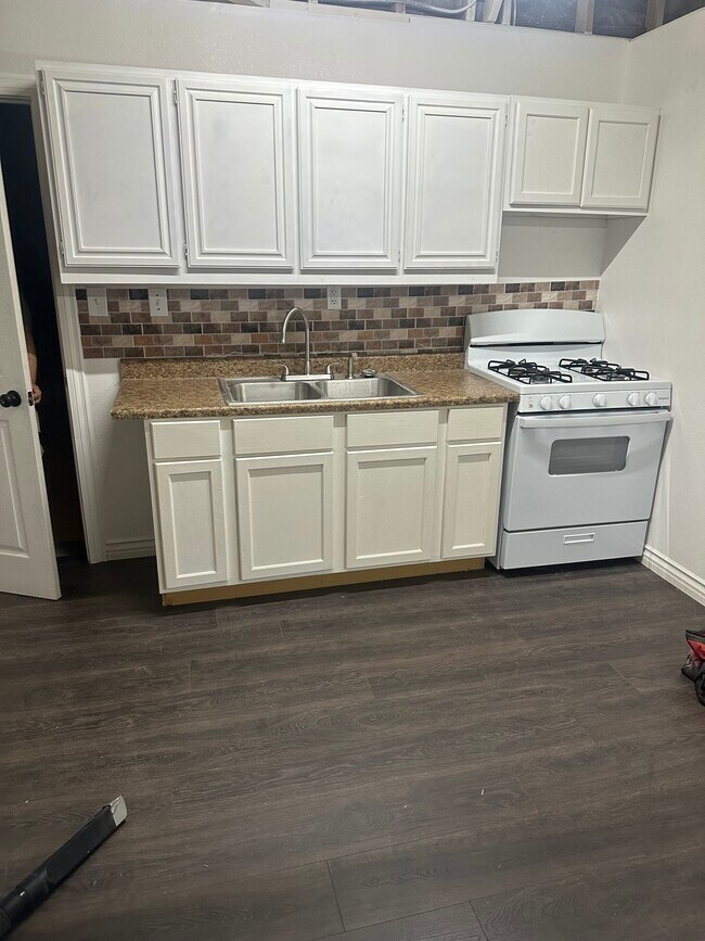 Building Photo - 5224 W Avenue L4