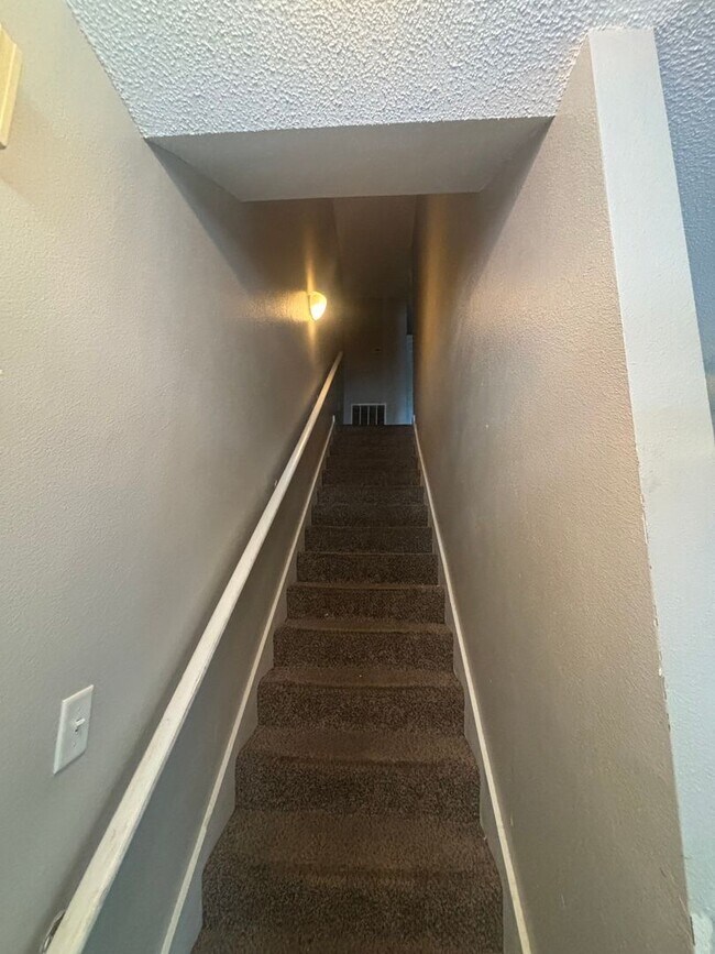 Building Photo - Spacious 3 BR 3 BA in Great Location!