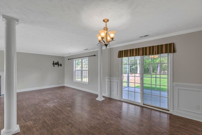 Building Photo - Large 3 bedroom with BONUS room!