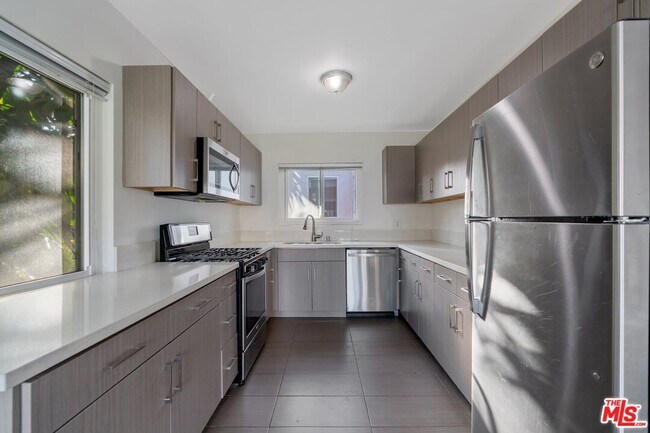 Building Photo - 1301 S Saltair Ave