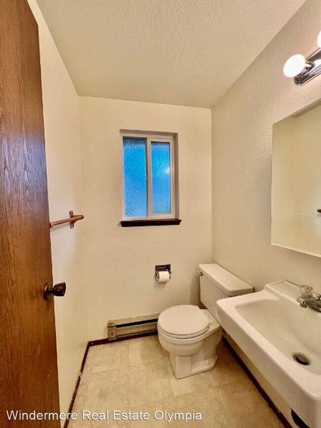 Building Photo - 2 br, 1.5 bath House - 1605 16th Ct SE Unit B