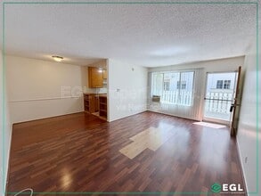 Building Photo - 1755 N Kenmore Ave