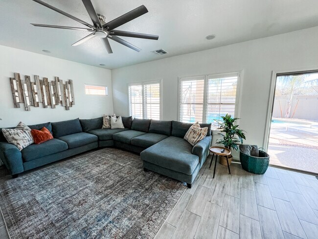 Building Photo - 4222 E Bonanza Rd