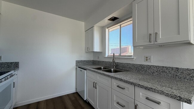 Building Photo - 2514 E Andrews Ave