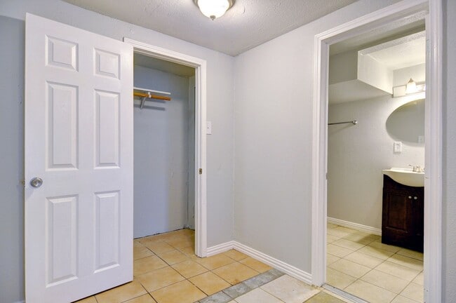 Building Photo - 2219 Refugio Ave