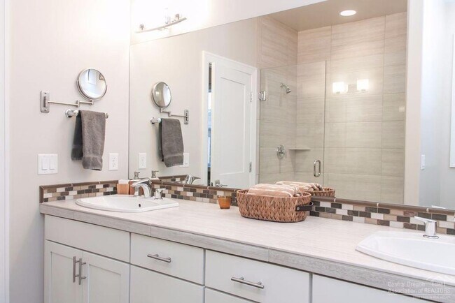 Building Photo - Darling Home Located in the Heart of NW Bend!
