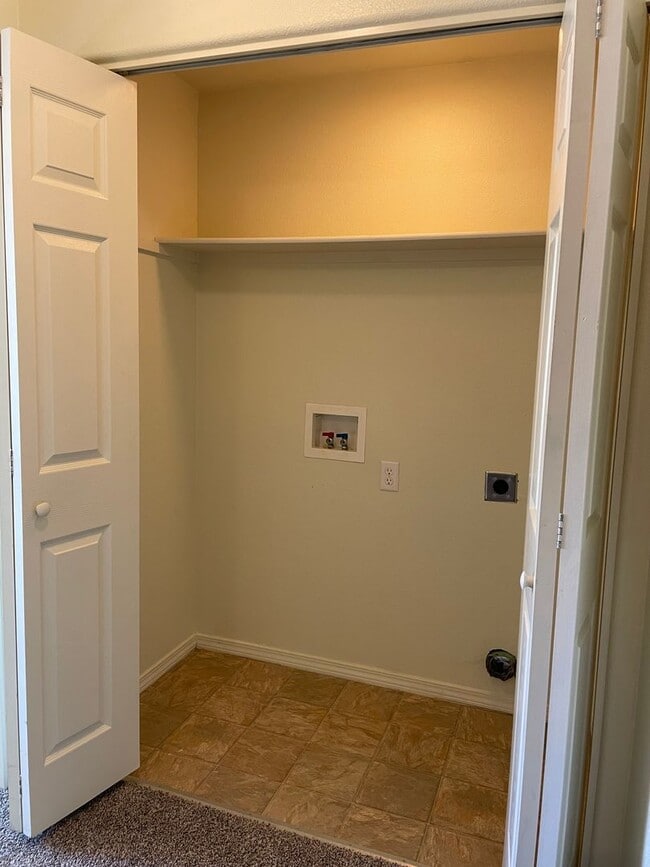 Building Photo - Beautiful 2 Bedroom 1.5 Bath Townhome Loca...