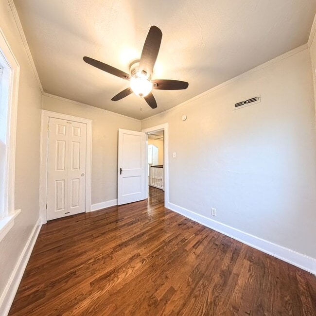 Building Photo - Beautiful 3 bedroom 1 bathroom home