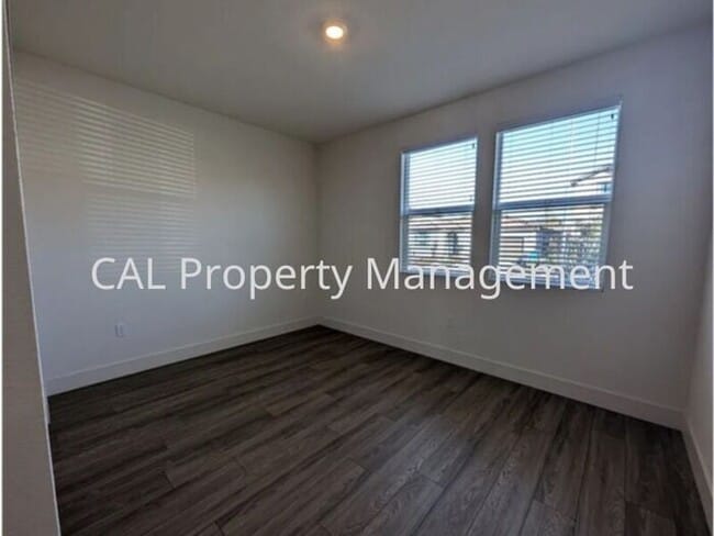 Building Photo - Beautiful 5 Bedroom Home in Hollister