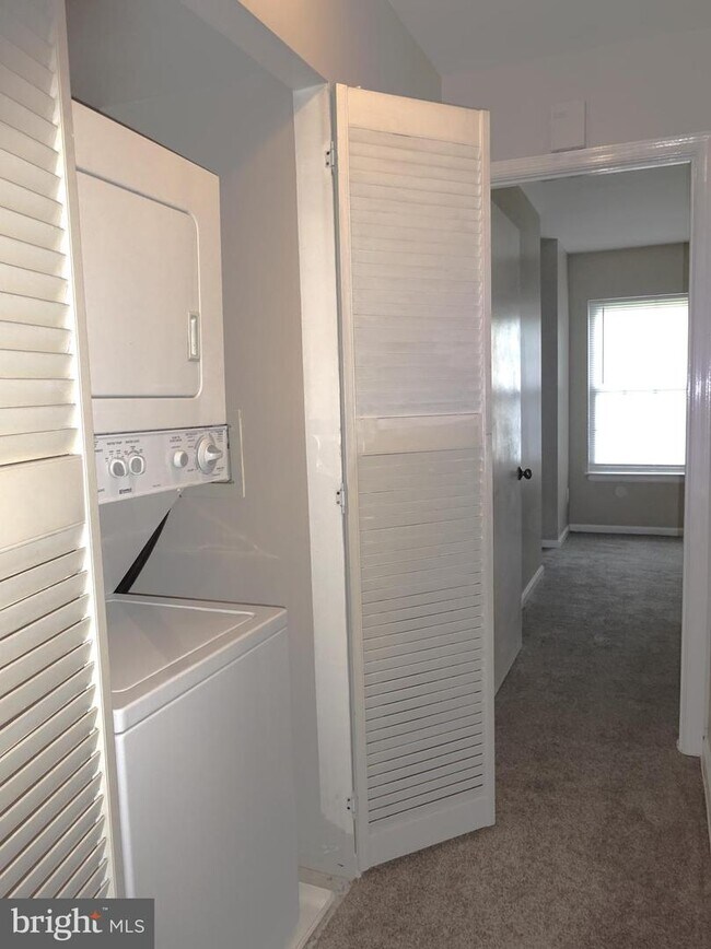 Building Photo - 5801 Cove Landing Rd