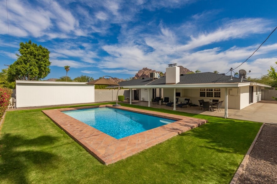 New pool built in 2008 has an In-floor cleaning system - 5214 N 43RD PL