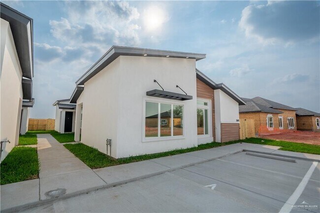 Building Photo - 30 Hidalgo Cir