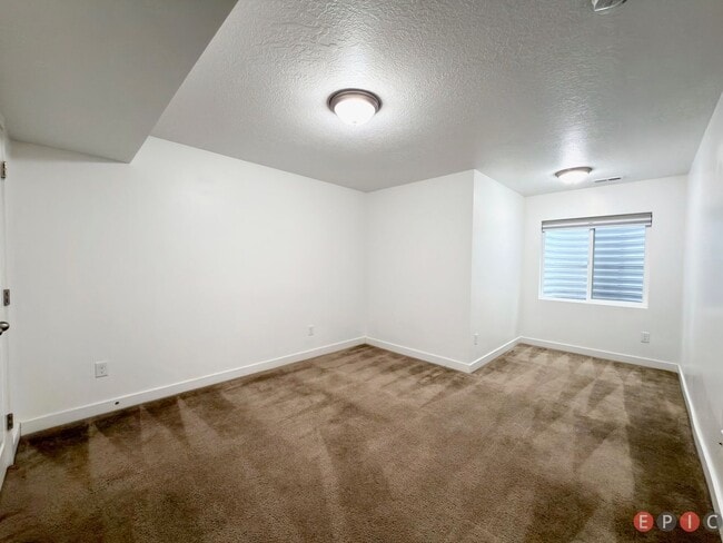 Building Photo - Beautiful Home in Lehi