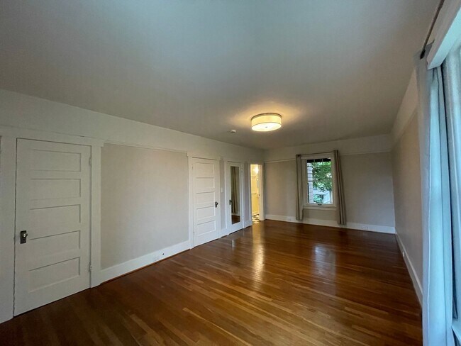 Building Photo - Elegant 4BR 2.5Bath Home with Fenced Yard & Garage Across from Seattle Prep**one month FREE rent**