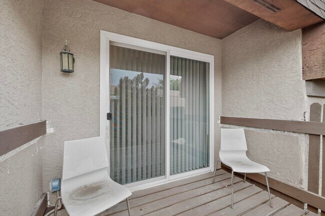 Building Photo - NE Affordable 2/BD 1/BA 1/CG 2nd Story NE Condo