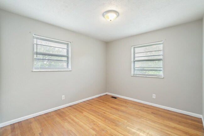 Building Photo - 5201 Aubrey Ln