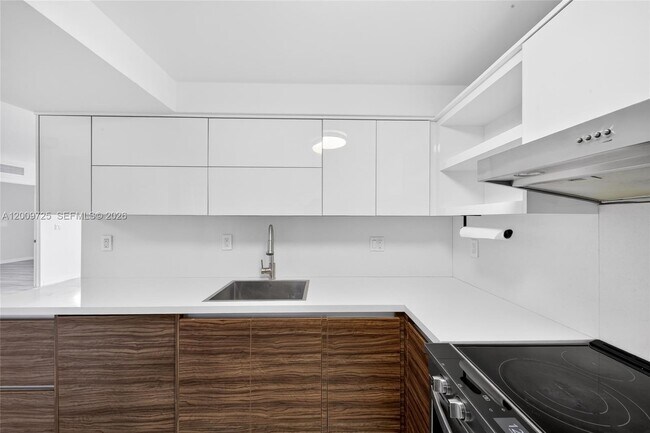 Building Photo - 3401 N Country Club Dr