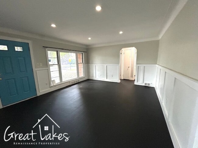Building Photo - Cozy 2 Bedroom 1 Bathroom now available fo...