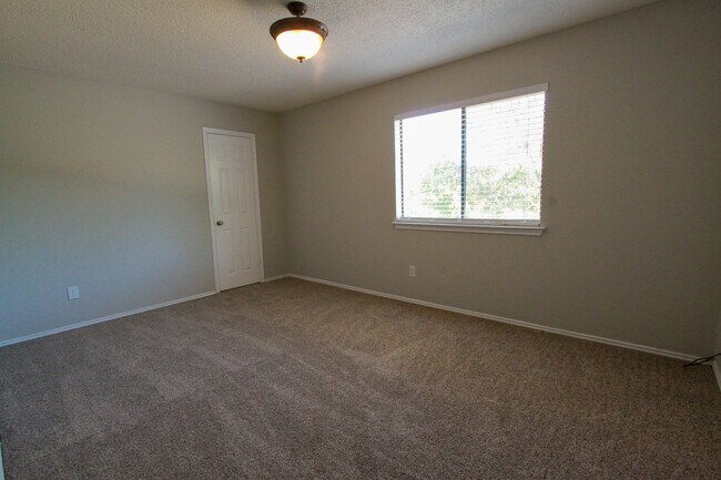 Building Photo - Updated 4 Bedroom • 2.5 Bath • West Round Rock • Downstairs Primary Suite • Two Living Areas • La...