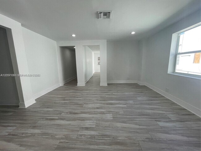 Building Photo - 1520 SW 10th St