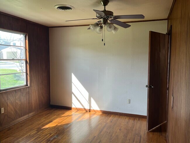 Building Photo - 300 N Burleson St