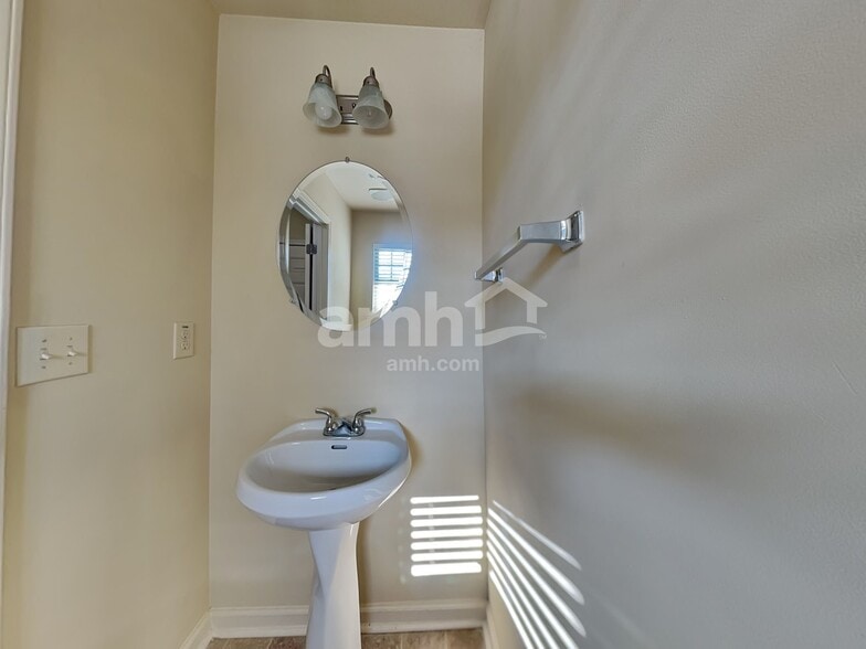 Building Photo - 1302 Lock Heath Trail SE