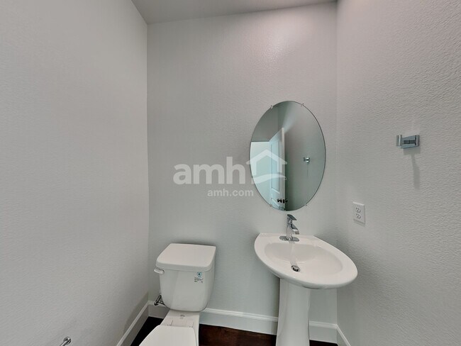 Building Photo - 872 Longwood Gdns St