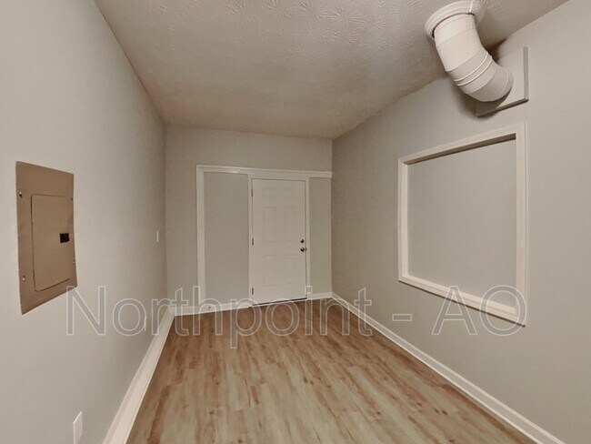 Building Photo - 5761 Western Hills Dr