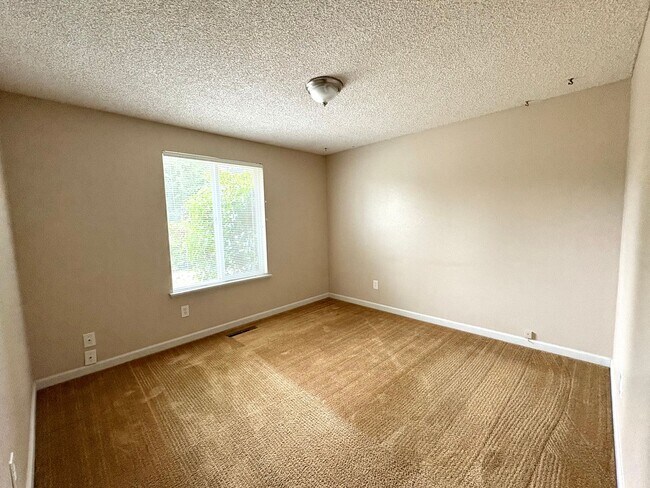 Building Photo - Spacious 3-Bedroom Home with Large Deck