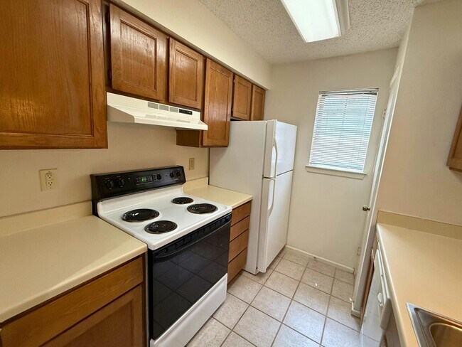 Building Photo - Move-In Special.  ½ off the first full month's rent with a 12 month lease