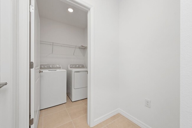 Building Photo - 4 Bedroom/2 Bath Home with WaterView in St...