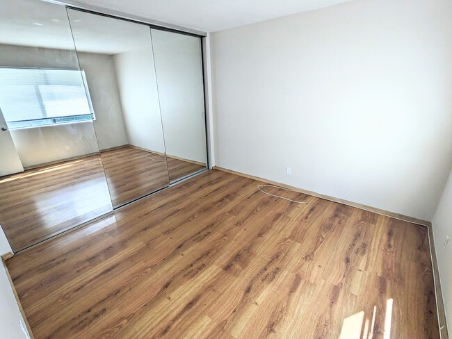 Building Photo - 10510 Sunland Blvd