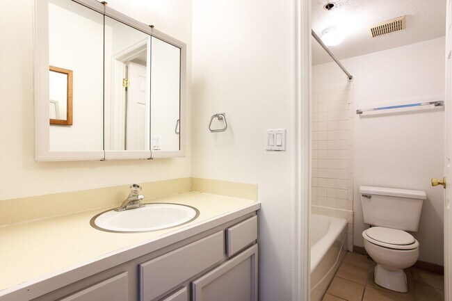 Building Photo - 2 Bedroom Fireside Condo- Minutes away from Park City Mountain