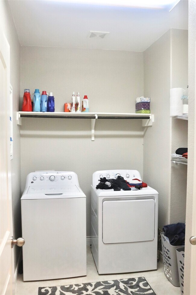 Building Photo - 5627 S Denham Ridge Ln