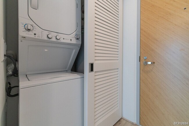 Building Photo - Highly desirable 2-bdrm, 2-bath, 1-pkg condo at Ililani in Kakaako