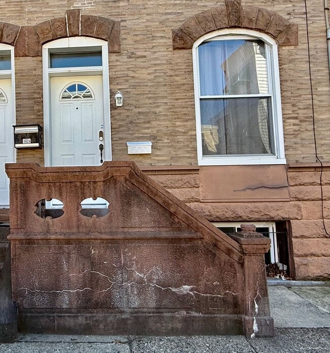 Building Photo - SPACIOUS & MODERN 3 BED/2.5 BA HOUSE w/ AC-Inlaid HARDWOOD Flooring-WASHER/DRYER & Rear PATIO in ...