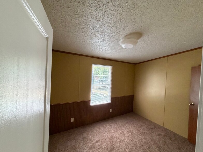 Building Photo - 2611 Warhorse St