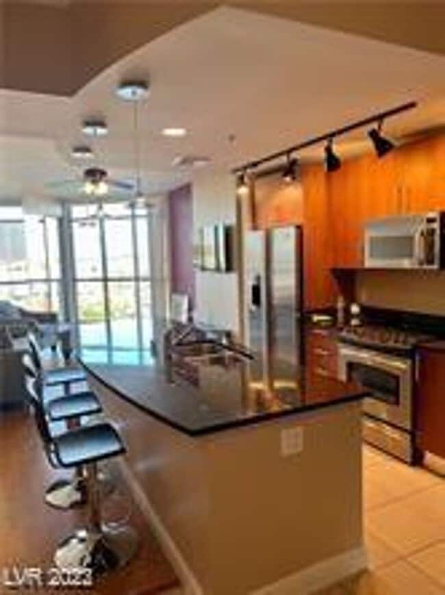 Building Photo - Allure Stunner!