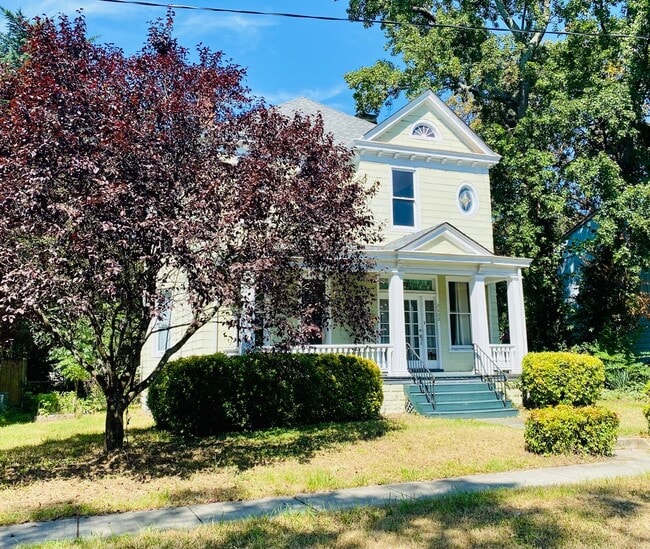 Building Photo - Gorgeous 3 bdrm/2.5 bath newly renovated h...