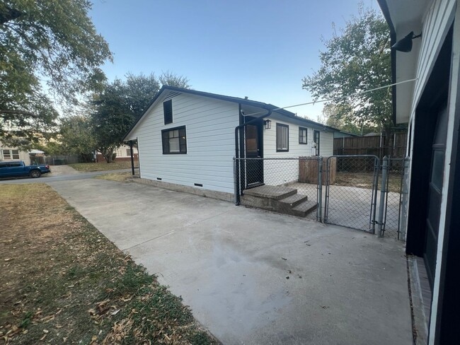 Building Photo - UTA proximity!