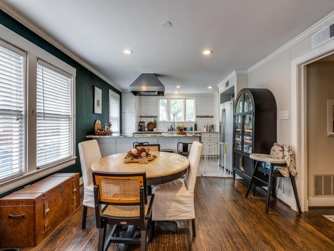 Building Photo - 6009 Ross Ave