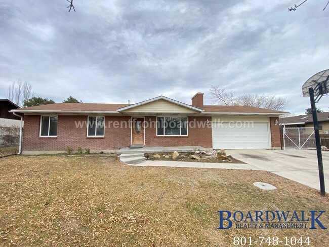 Primary Photo - Great 5 Bed Now Available in Riverton