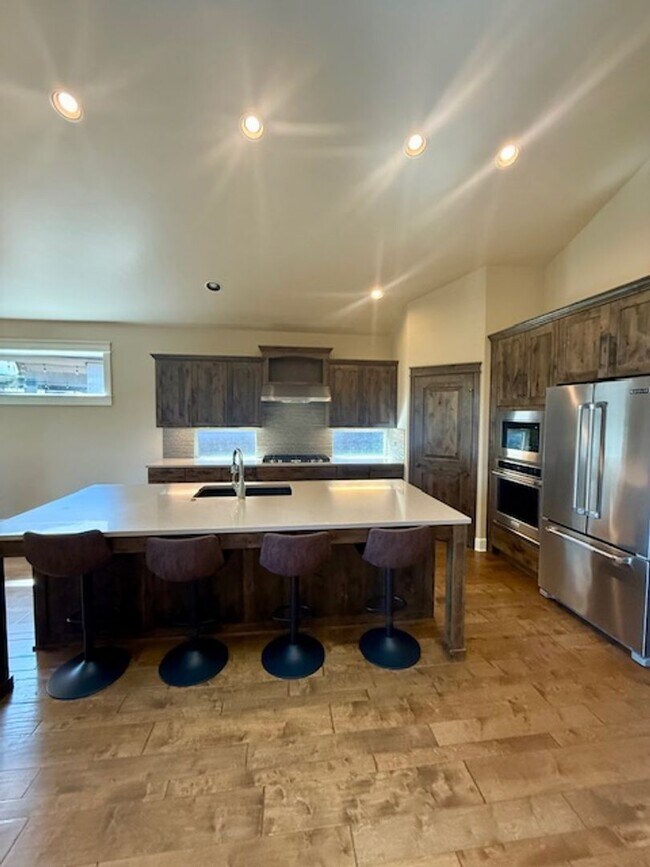 Building Photo - Luxury Home in Stonegate with Community Pool!