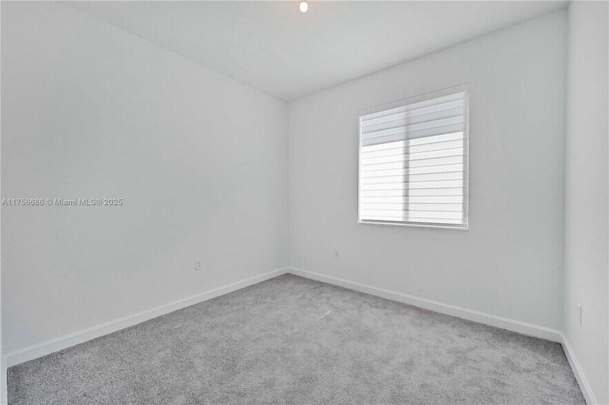 Building Photo - 701 SE 13th Street Cir